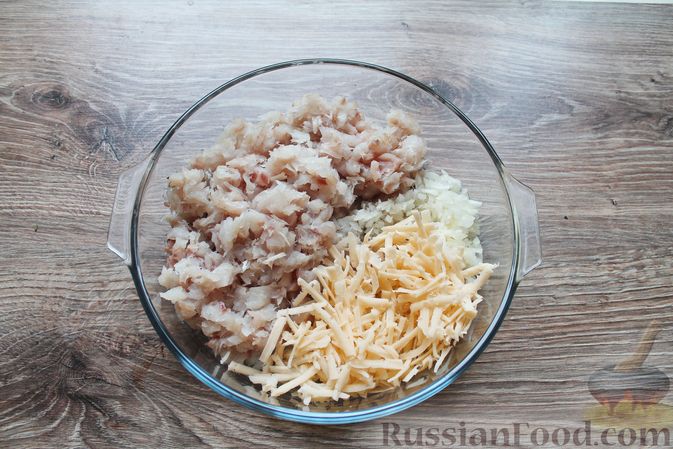 Фото приготовления рецепта: Рубленые рыбные котлеты с картошкой и сыром - шаг №6