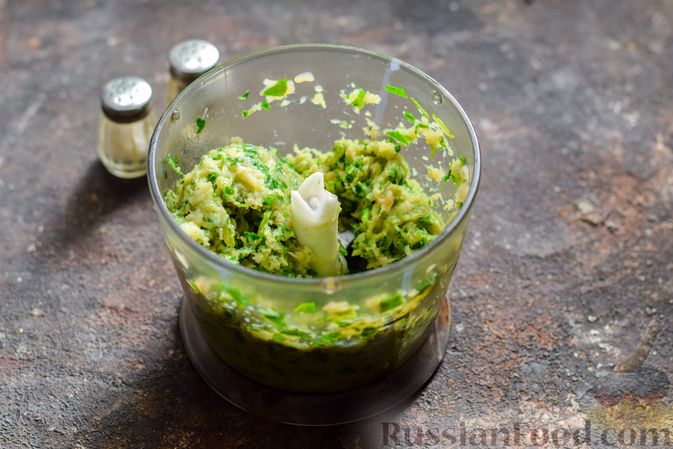 Фото приготовления рецепта: Суп с капустой, зелёным горошком и куриными фрикадельками со шпинатом - шаг №9