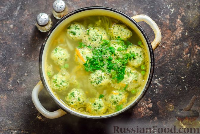 Фото приготовления рецепта: Суп с капустой, зелёным горошком и куриными фрикадельками со шпинатом - шаг №14