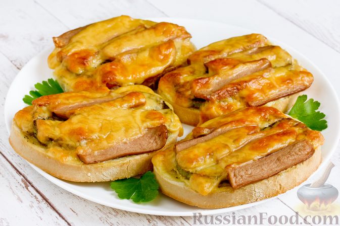 Фото приготовления рецепта: Горячие бутерброды с кабачком, сосисками и сыром - шаг №15