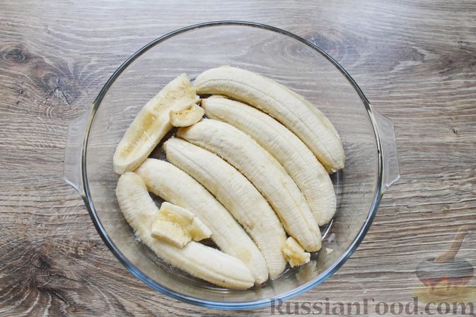 Фото приготовления рецепта: Творожная запеканка без муки, с йогуртом и бананами - шаг №6