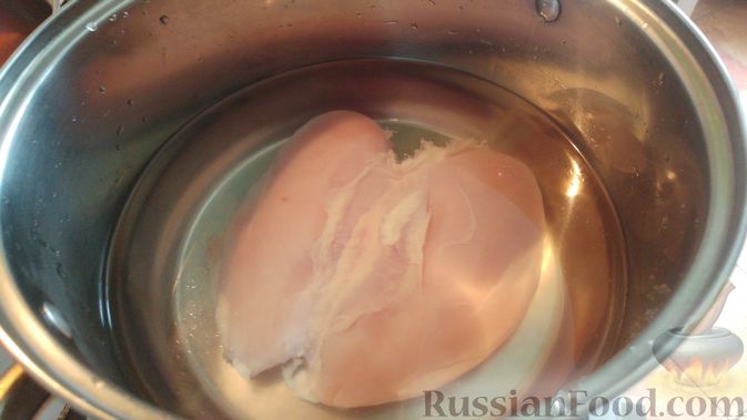 Фото приготовления рецепта: Куриное филе, запечённое с грибами, под слоёным тестом (в горшочках) - шаг №1