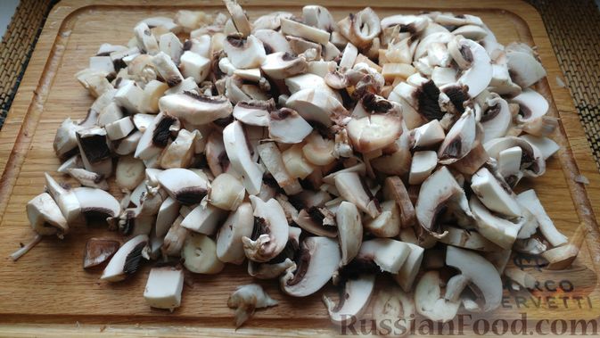 Фото приготовления рецепта: Куриное филе, запечённое с грибами, под слоёным тестом (в горшочках) - шаг №6