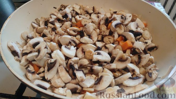 Фото приготовления рецепта: Куриное филе, запечённое с грибами, под слоёным тестом (в горшочках) - шаг №9