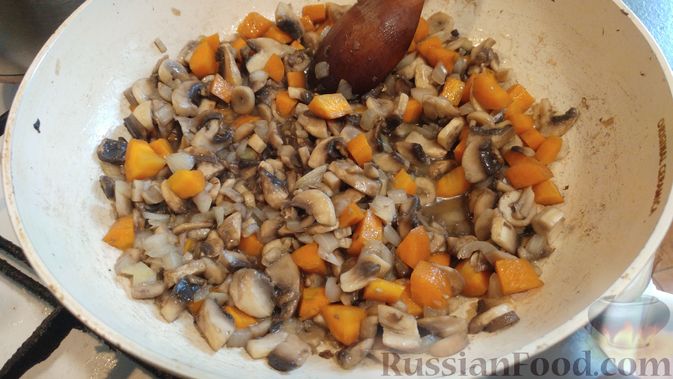 Фото приготовления рецепта: Куриное филе, запечённое с грибами, под слоёным тестом (в горшочках) - шаг №10