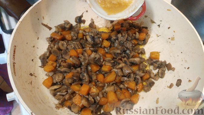 Фото приготовления рецепта: Куриное филе, запечённое с грибами, под слоёным тестом (в горшочках) - шаг №11