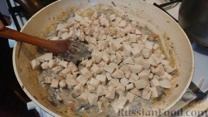 Фото приготовления рецепта: Куриное филе, запечённое с грибами, под слоёным тестом (в горшочках) - шаг №16