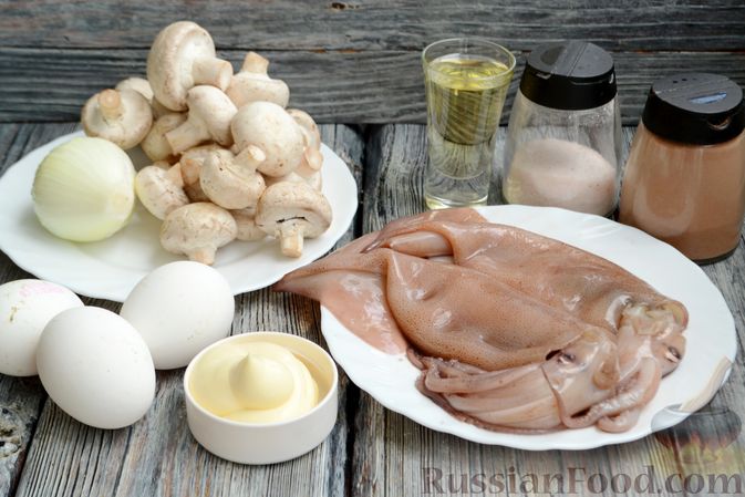 Фото приготовления рецепта: Салат с кальмарами, жареными шампиньонами, луком и яйцами - шаг №1