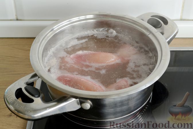 Фото приготовления рецепта: Салат с кальмарами, жареными шампиньонами, луком и яйцами - шаг №2