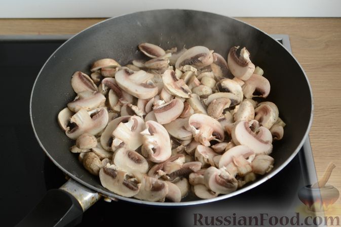 Фото приготовления рецепта: Салат с кальмарами, жареными шампиньонами, луком и яйцами - шаг №9