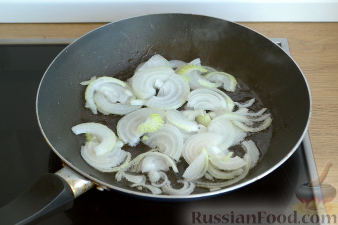 Фото приготовления рецепта: Салат с кальмарами, жареными шампиньонами, луком и яйцами - шаг №12