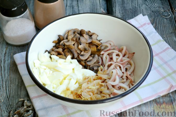 Фото приготовления рецепта: Салат с кальмарами, жареными шампиньонами, луком и яйцами - шаг №14