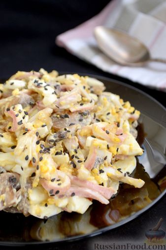 Фото приготовления рецепта: Салат с кальмарами, жареными шампиньонами, луком и яйцами - шаг №19