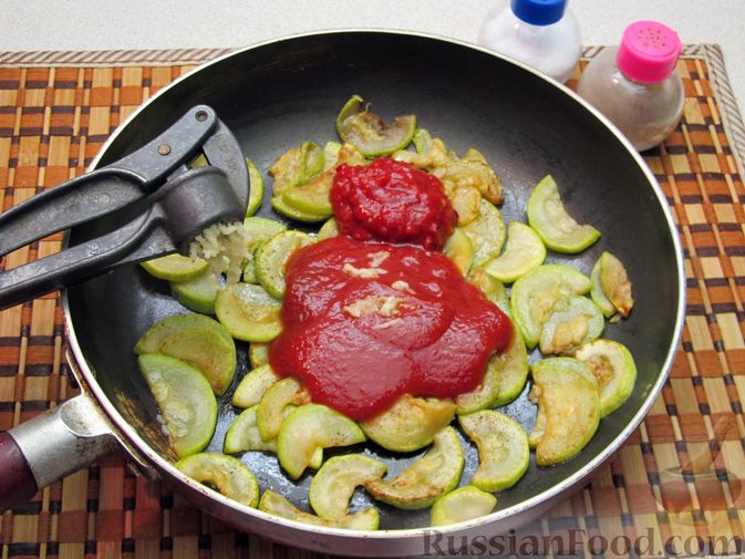 Фото приготовления рецепта: Кабачки, тушенные в томатном соусе - шаг №7