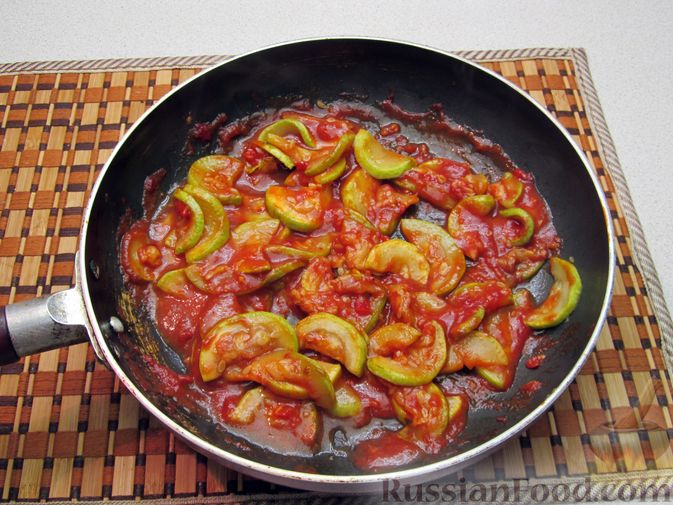 Фото приготовления рецепта: Кабачки, тушенные в томатном соусе - шаг №9