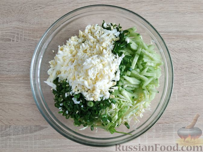 Фото приготовления рецепта: Салат из молодой капусты с тунцом, огурцами и яйцами - шаг №7
