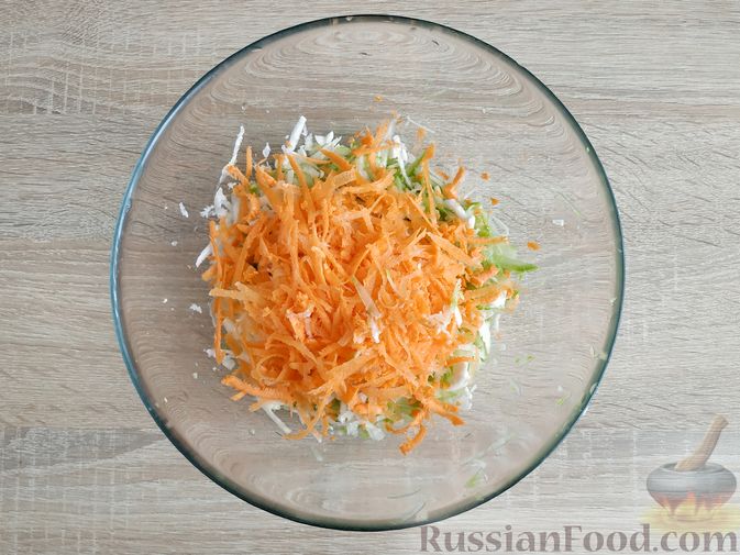 Фото приготовления рецепта: Оладьи из кабачка, моркови, сельдерея и яблока - шаг №4