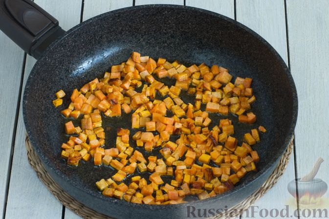 Фото приготовления рецепта: Рис с морковью и консервированным горошком - шаг №3