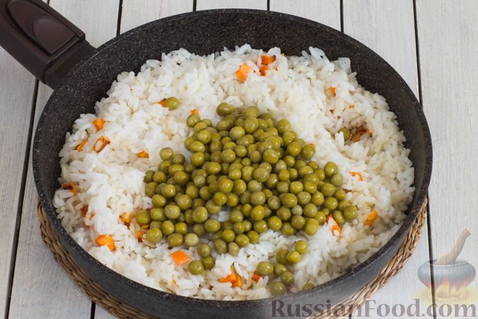 Фото приготовления рецепта: Рис с морковью и консервированным горошком - шаг №5