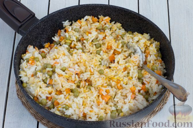 Фото приготовления рецепта: Рис с морковью и консервированным горошком - шаг №7