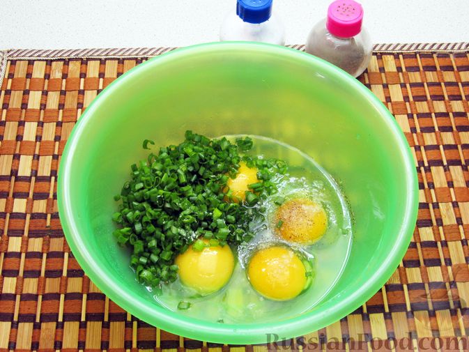 Фото приготовления рецепта: Яичница с зелёным луком - шаг №4