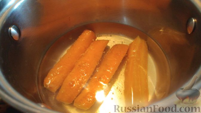 Фото приготовления рецепта: Суп с фрикадельками, морковной лапшой и горошком - шаг №3
