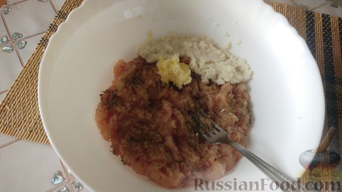 Фото приготовления рецепта: Суп с фрикадельками, морковной лапшой и горошком - шаг №11