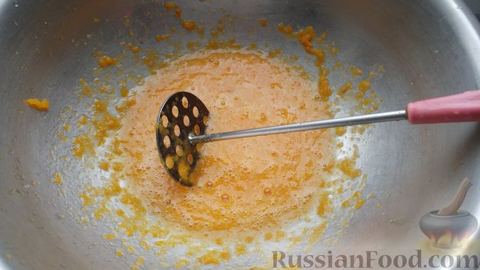 Фото приготовления рецепта: Суп с фрикадельками, морковной лапшой и горошком - шаг №6