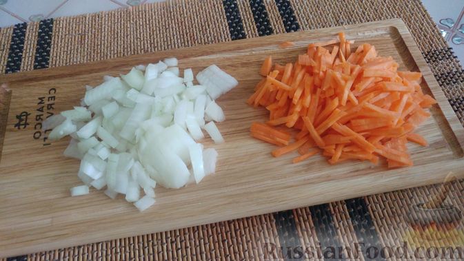 Фото приготовления рецепта: Суп с фрикадельками, морковной лапшой и горошком - шаг №13