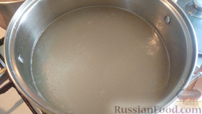 Фото приготовления рецепта: Суп с фрикадельками, морковной лапшой и горошком - шаг №15