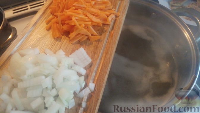 Фото приготовления рецепта: Суп с фрикадельками, морковной лапшой и горошком - шаг №16