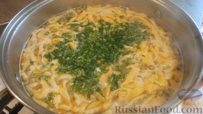 Фото приготовления рецепта: Суп с фрикадельками, морковной лапшой и горошком - шаг №24