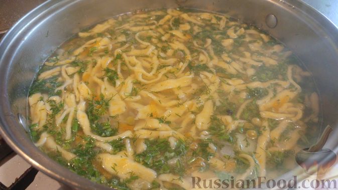 Фото приготовления рецепта: Суп с фрикадельками, морковной лапшой и горошком - шаг №25