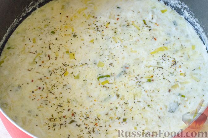 Фото приготовления рецепта: Луковый суп с плавленым сыром - шаг №10