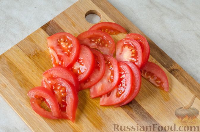 Фото приготовления рецепта: Салат из брокколи и помидоров, с перцем, маслинами и песто - шаг №6