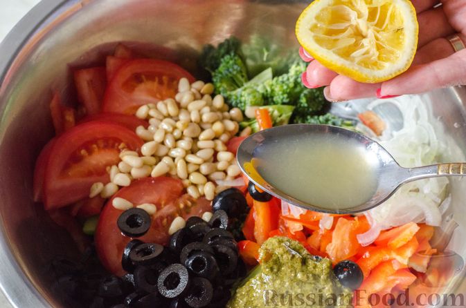 Фото приготовления рецепта: Салат из брокколи и помидоров, с перцем, маслинами и песто - шаг №9
