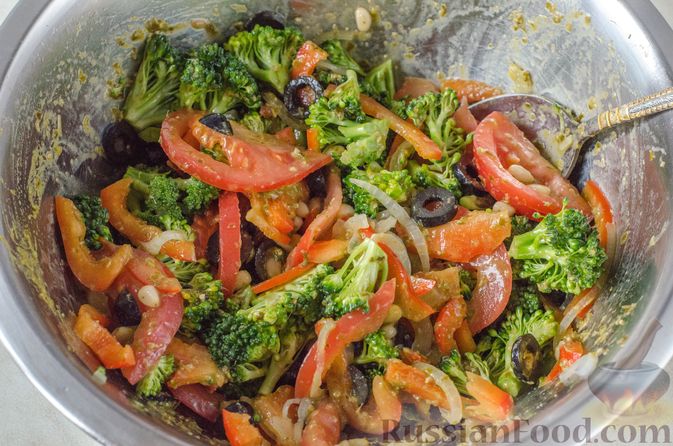 Фото приготовления рецепта: Салат из брокколи и помидоров, с перцем, маслинами и песто - шаг №10