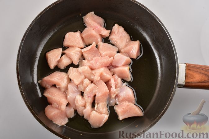 Фото приготовления рецепта: Рагу из куриного филе, с кабачками, молодой картошкой и помидорами - шаг №6