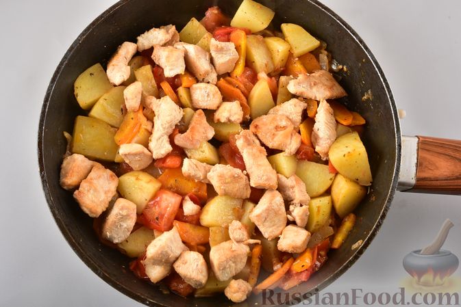 Фото приготовления рецепта: Рагу из куриного филе, с кабачками, молодой картошкой и помидорами - шаг №14