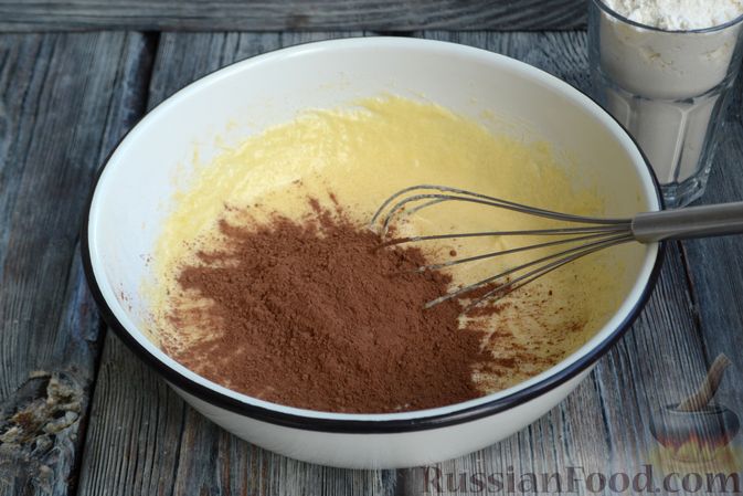 Фото приготовления рецепта: Шоколадно-творожный пирог с консервированными персиками и желе - шаг №4