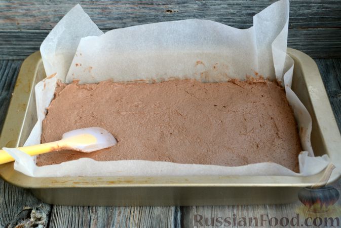 Фото приготовления рецепта: Шоколадно-творожный пирог с консервированными персиками и желе - шаг №7