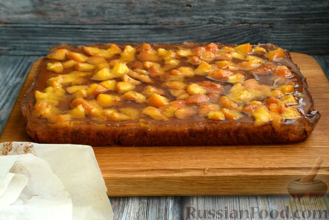 Фото приготовления рецепта: Шоколадно-творожный пирог с консервированными персиками и желе - шаг №11