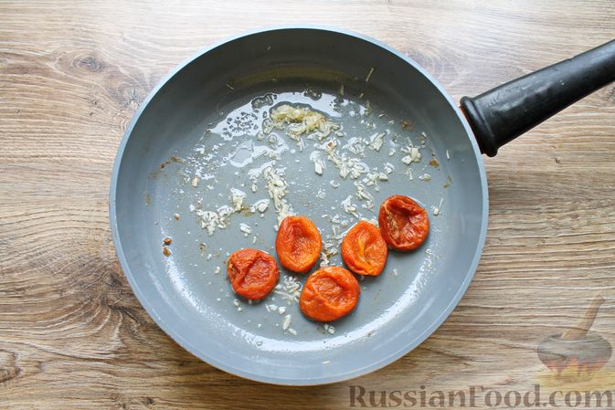 Фото приготовления рецепта: Курица, тушенная в томатном соусе, с курагой, имбирём и карри - шаг №4