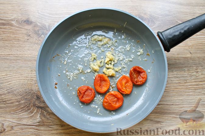 Фото приготовления рецепта: Курица, тушенная в томатном соусе, с курагой, имбирём и карри - шаг №5