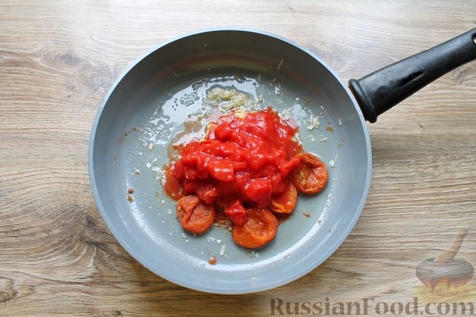 Фото приготовления рецепта: Курица, тушенная в томатном соусе, с курагой, имбирём и карри - шаг №6