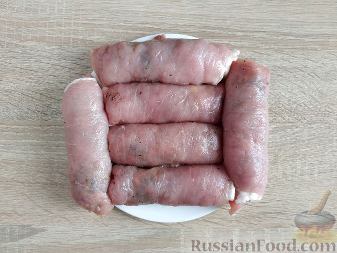 Фото приготовления рецепта: Рулетики из свинины со шпинатом и яйцами - шаг №13
