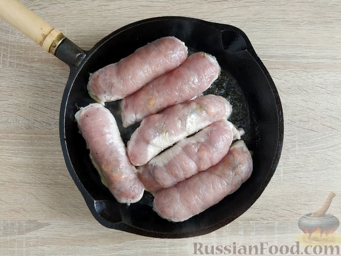 Фото приготовления рецепта: Рулетики из свинины со шпинатом и яйцами - шаг №14