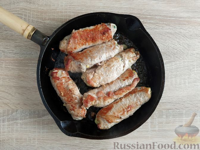 Фото приготовления рецепта: Рулетики из свинины со шпинатом и яйцами - шаг №15