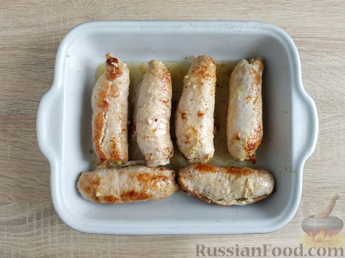 Фото приготовления рецепта: Рулетики из свинины со шпинатом и яйцами - шаг №16