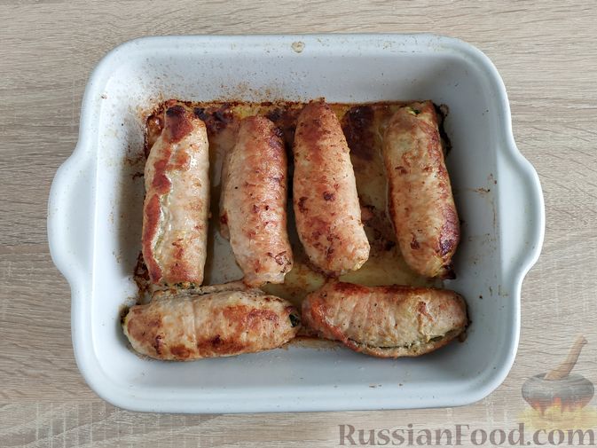 Фото приготовления рецепта: Рулетики из свинины со шпинатом и яйцами - шаг №17